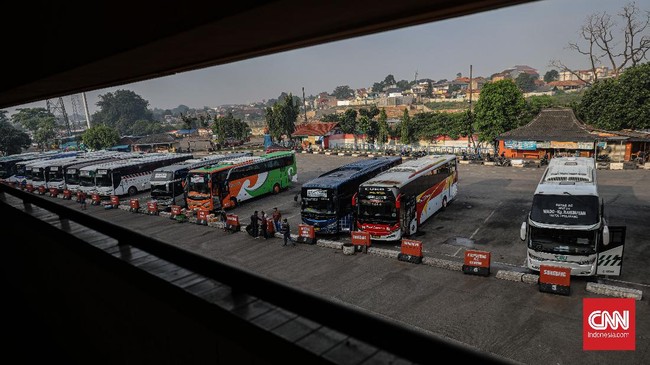 Deddy Herlambang dari Institut Studi Transportasi mengatakan bus-bus pariwisata banyak yang tak lulus uji kir dan sulit diawasi lantaran tak masuk terminal.