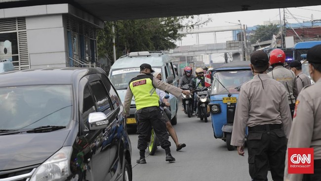 Sejumlah petugas Dinas Perhubungan didampingi Petugas Kepolisian dan Satpol PP  melakukan operasi pengawasan pelaksanaan Pembatasan Sosial Berskala Besar (PSBB)  di jalan Jatinegara Barat,  Terminal Kampung melayu.