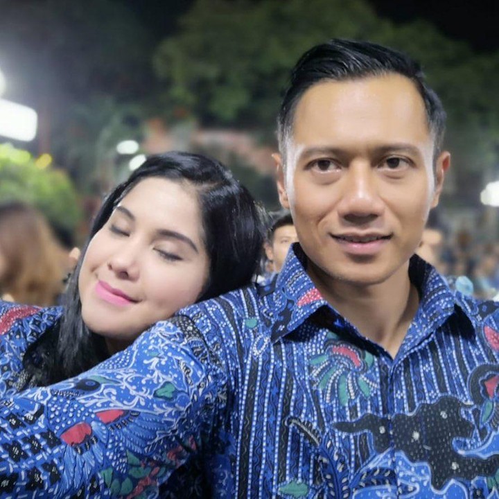 <p>Annisa Pohan resmi diperistri Agus Yudhoyono pada 2005 silam. Sudah 15 tahun menikah, keduanya masih nampak romantis dalam berbagai suasana. (Foto: Instagram @annisayudhoyono)</p>