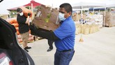 FOTO: Imbas Krisis Corona, 10 Ribu KK di Texas Antre Makanan Sebanyak 10 ribu penduduk Kota San Antonio, Texas, Amerika Serikat antre makanan setelah terkena dampak pandemi virus corona.