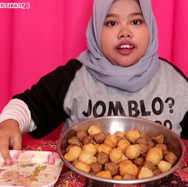 Kekeyi Mukbang Ayam Panggang, Netizen: Sahabatnya Kok Dimakan?