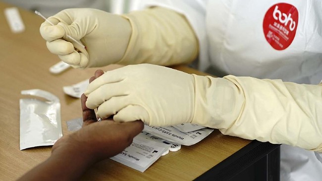 Petugas kesehatan melakukan tes cepat (rapid test) COVID-19 kepada warga yang mengikuti kegiatan keagamaan beberapa waktu lalu di Gowa, Sulawesi Selatan di Sport Centre Kabupaten Gorontalo, Gorontalo, Jumat (10/4/2020). Pemerintah setempat melakukan rapid test kepada 60 warga usai pasien pertama dinyatakan positif COVID-19 setelah kembali dari kegiatan tersebut. ANTARA FOTO/Adiwinata Solihin/pras.