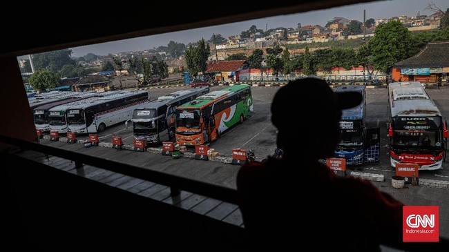 Suasana di Terminal Kampung Rambutan, Jakarta Timur, Jumat, 10 April 2020. Kementerian Perhubungan menunda larangan layanan bus Antar Kota Antar Provinsi (AKAP), Antar Jemput Antar Provinsi (AJAP) dan Pariwisata di Jakarta sampai ada hasil kajian dampak ekonomi seperti yang menjadi arahan Presiden, sebelumnya Pemprov DKI Jakarta melarang sementara bus AKAP, bus AJAP, dan bus pariwisata untuk mencegah penyebaran virus corona (COVID-19). CNN Indonesia/Bisma Septalisma