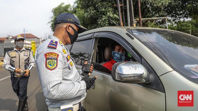 Operasi PSBB Sejumlah petugas Dinas Perhubungan didampingi Petugas Kepolisian dan Satpol PP Kota Bekasi melakukan operasi pengawasan pelaksanaan Pembatasan Sosial Berskala Besar (PSBB) di Jalan Raya Pagelarang, Jatiwarna, Bekasi. Operasi tersebut dilakukan sebagai upaya memutus mata rantai penyebaran COVID-19. CNN Indonesia/Bisma Septalisma
