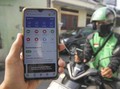 New Normal, Ojol Gunakan Sekat Plastik Penumpang dan Sopir
