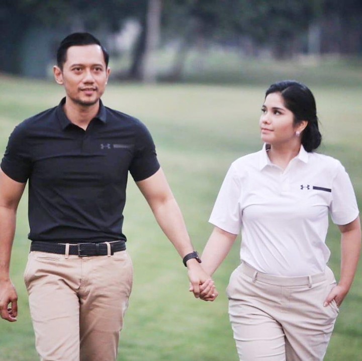 <p>Tatapan penuh cinta dari Annisa untuk suaminya. Meskipun memasang wajah <em>cool</em>, tapi tangan Agus menggenggam erat istrinya. <em>So sweet!</em> (Foto: Instagram @annisayudhoyono)</p>
