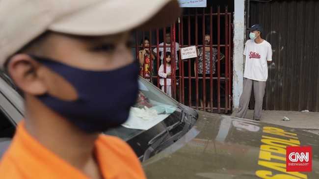 Sejumlah petugas Dinas Perhubungan didampingi Petugas Kepolisian dan Satpol PP  melakukan operasi pengawasan pelaksanaan Pembatasan Sosial Berskala Besar (PSBB)  di jalan Jatinegara Barat,  Terminal Kampung melayu.