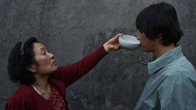 Mother merupakan salah satu film yang paling dikenal dari Bong Joon-ho setelah Memories of Murder dan The Host, jauh sebelum Parasite.
