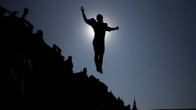 FOTO: Menghibur Praha dengan Trampolin di Tengah Pandemi