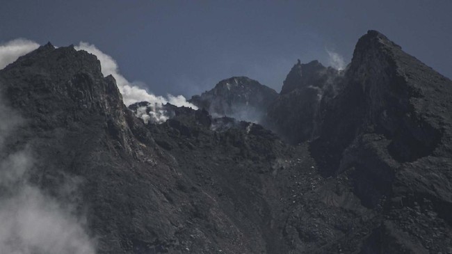 Guguran tebing lava lama Gunung Merapi di Yogyakarta, langsung jatuh ke dalam kawah dan sejauh ini belum mempengaruhi aktivitas vulkanik.