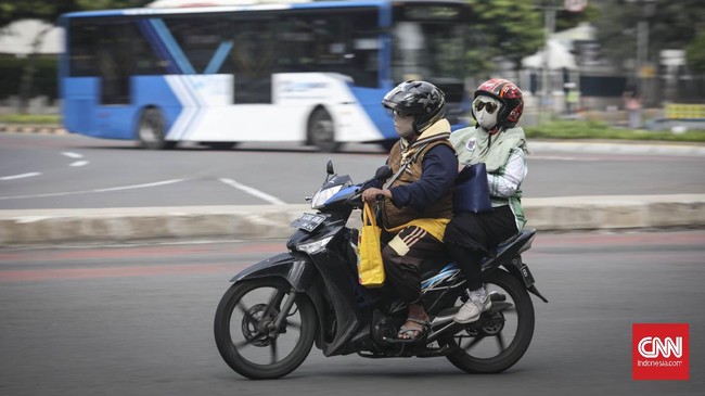 Pengendara motor yang masih berboncengan di kawasan HI, Jakarta.