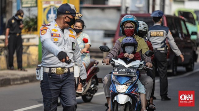 Polda Metro Jaya membolehkan pengendara motor pribadi membonceng penumpang selama masa PSBB di DKI Jakarta dengan syarat.