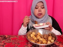 Ini Aksi Kekeyi Mukbang Pentol Sebaskom