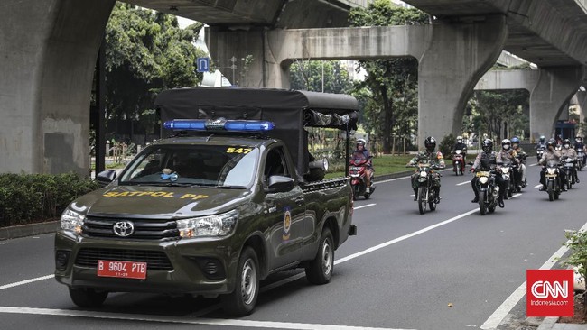 Polisi, TNI dan Satpol PP patroli dalam rangka hari pertama pemberlakuan PSBB di Jakarta Selatan.