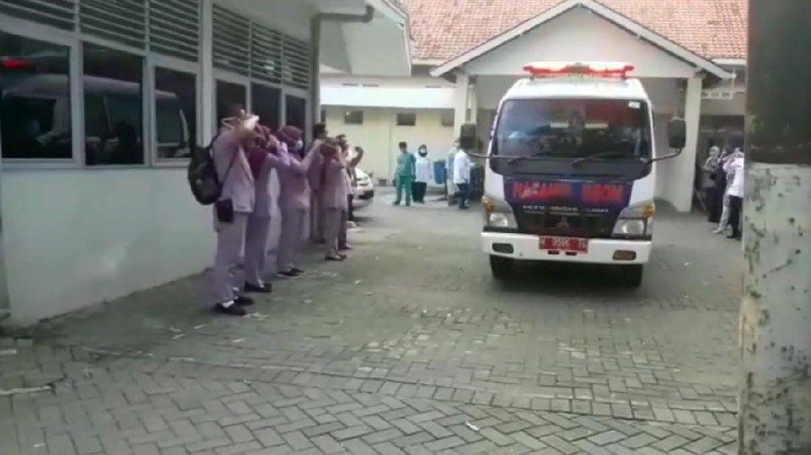 Warga di sekitar Pemakaman Sewakul, Semarang, Jawa Tengah, menolak pemakaman jenazah perawat pasien Covid-19.