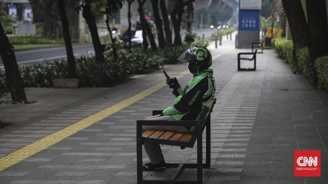 Ojek online menunggu orderan di kawasan casablanca jakarta.