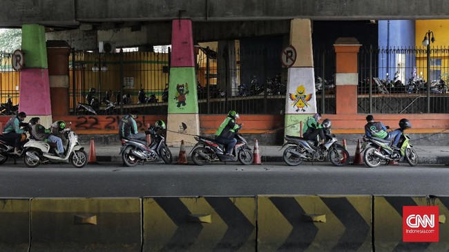 Gubernur DKI Jakarta mengindahkan Permenub dengan menegaskan ojol tak boleh mengangkut penumpang selama PSBB karena tetap merujuk pada Permenkes.