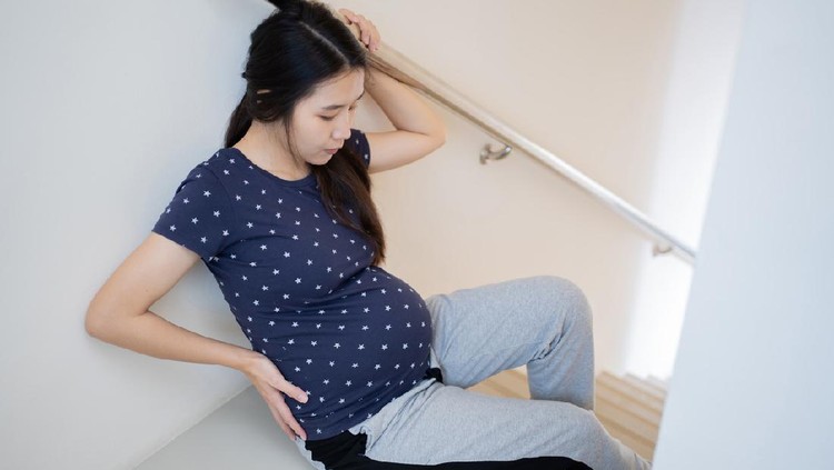 Meski sedang WFH, tetap aktif saat hamil itu perlu. Salah satunya bisa dengan naik turun tangga yang ternyata ada manfaatnya, Bunda.
