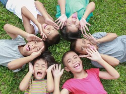 Ajarkan Anak Soal Aturan Emas dalam Pertemanan, Apa Itu?