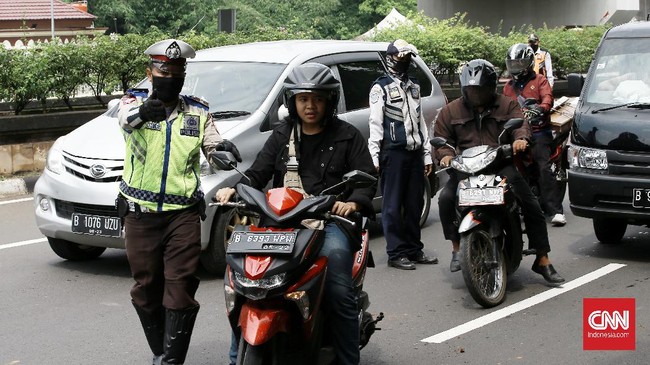 Aparat polri bersama dishub melakukan pemeriksaan pengendara roda dua dan empat di Jalan Ciputat Raya, Jakarta Selatan,  pemeriksaan bertujuan menghimbau pengendara untuk menggunakan masker dan peraturan posisi duduk dan jumlah penumpang selama PSBB. Jakarta. Jumat (10/4/2020). Polda Metro Jaya membangun 20 titik pos di perbatasan Jakarta untuk mengawasi kendaraan yang keluar masuk Ibu Kota selama masa pembatasan sosial berskala besar atau PSBB. CNN Indonesia/Andry Novelino