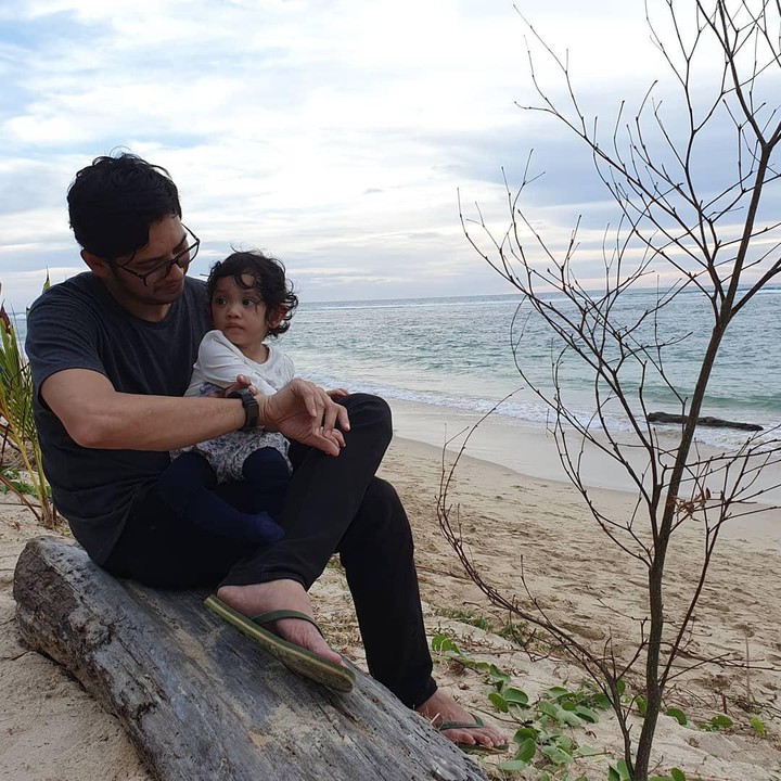 <p>Dalam foto lain tampak Teuku Mirza membawa sang putri ke pantai. Foto itu diunggah jauh sebelum pandemi corona ya, Bun. (Foto: Instagram @teukumirza)</p>