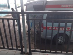 Petugas dengan APD Larikan Walkot Tanjungpinang ke RSUD Kepri