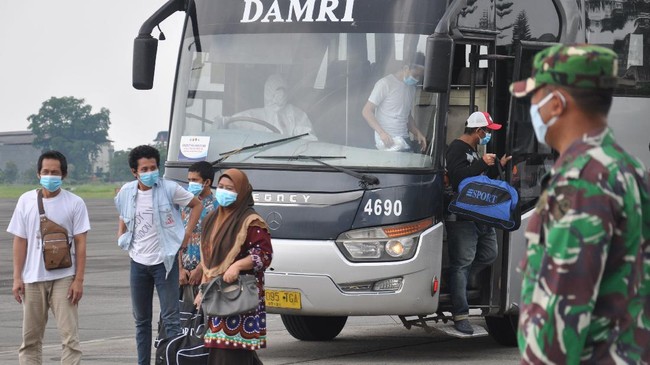 TKI atau pekerja migran terpaksa 'pulang kampung' dan sulit kembali bekerja ke negeri jiran karena pandemi covid-19.