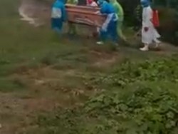 Haru! Enam Tenaga Medis Kendari Makamkan Pasien Corona di Tengah Hujan