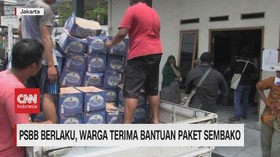 VIDEO: PSBB Berlaku, Warga Terima Bantuan Paket Sembako
