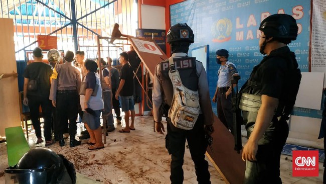 Kerusuhan di Lapas Narkotika Muara Beliti, Sumsel dipicu razia handphone. Para narapidana protes, menyebabkan keributan dan perusakan.