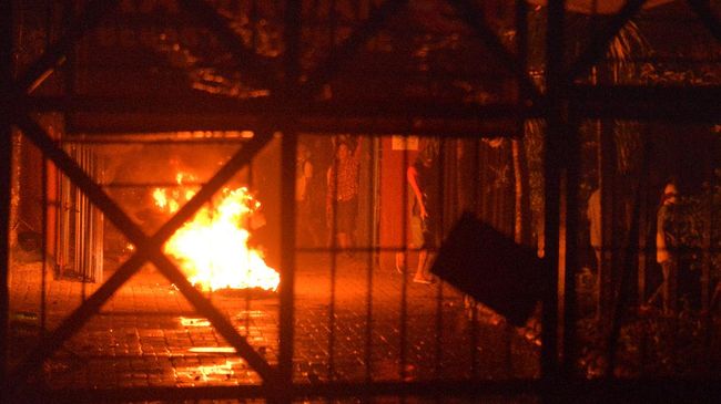 OTK Bakar Sebuah Sekolah di Pegunungan Bintang Papua OTK membakar SMA Negeri 1 Oksibil, Distrik Serambakom, Kabupaten Pegunungan Bintang, Papua Minggu (5/12). Polisi menduga itu dilakukan demi memancing aparat.