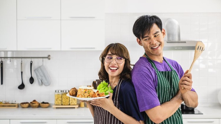 Selagi menjalani kegiatan #DiRumahAja, Bunda bisa coba menghabiskan waktu bersama suami dengan mengajaknya untuk masak bersama di rumah aja.