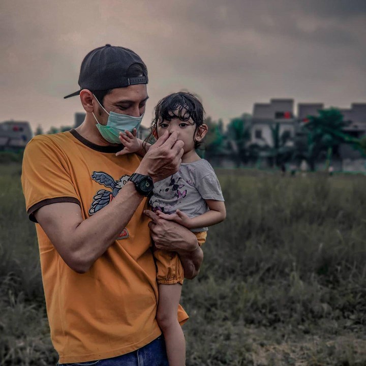 <p>Kedekatan Teuku Mirza dan sang putri juga terlihat dalam foto yang satu ini. "<em>Selma gak mau pake masker? ya udah ayah tutup aja hidungnya ya.. tangan ayah bersih kok</em>," tutur Teuku berguyon. (Foto: Instagram @teukumirza)</p>