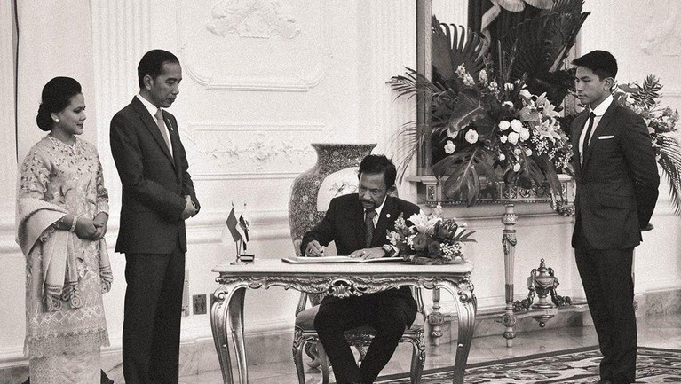 Media sosial tengah viral atas ketampanan dari putra keempat Sultan Hassanal Bolkiah dari Brunei Darussalam, Pangeran Mateen. Berikut fakta-fakta tentangnya.