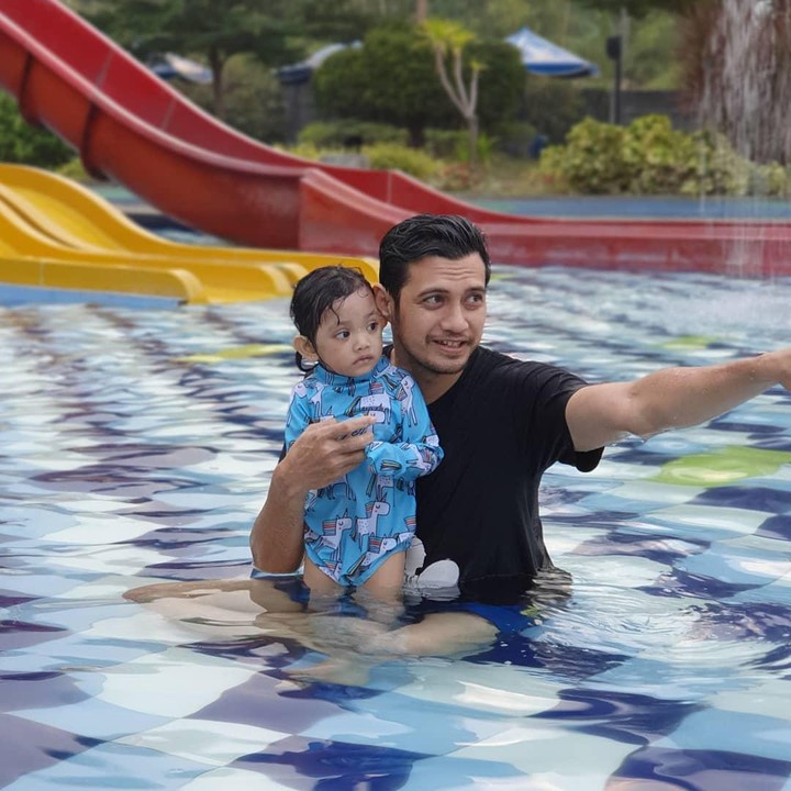 <p>Salah satunya saat Teuku Mirza menemani sang putri tercinta berenang. (Foto: Instagram @teukumirza)</p>