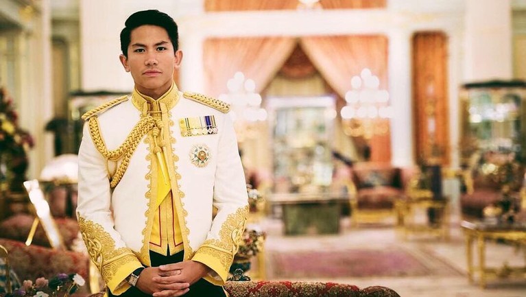 Media sosial tengah viral atas ketampanan dari putra keempat Sultan Hassanal Bolkiah dari Brunei Darussalam, Pangeran Mateen. Berikut fakta-fakta tentangnya.