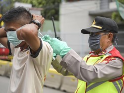 Epidemiolog: TNI-Polri Patroli Masker Tak Pakai Senjata, Tapi Toa