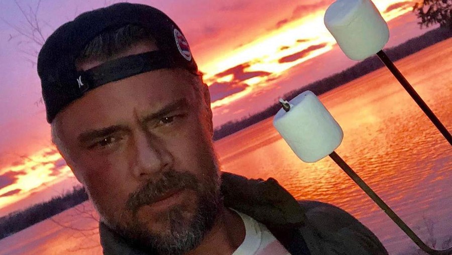 Josh Duhamel melakukan social distancing dengan sembunyi di hutan selama tiga pekan.