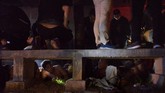 FOTO: Terkait Corona, Napi Rusuh di Lapas Manado Ratusan narapidana di Lapas Kelas IIA, Manado, mengamuk dan membakar fasilitas saat meminta untuk dilepas karena takut Virus Corona, Sabtu (11/4).
