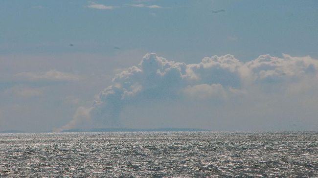 Zona Merah Erupsi Krakatau 2 km, Rawan Lontaran Material Vulkanik Masyarakat dilarang mendekatan radius 2 km dari kawah aktif Gunung Anak Krakatau di Selat Sunda. Gunung api ini masih berpotensi erupsi.