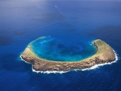 Pulau Unik yang Berbentuk Huruf U