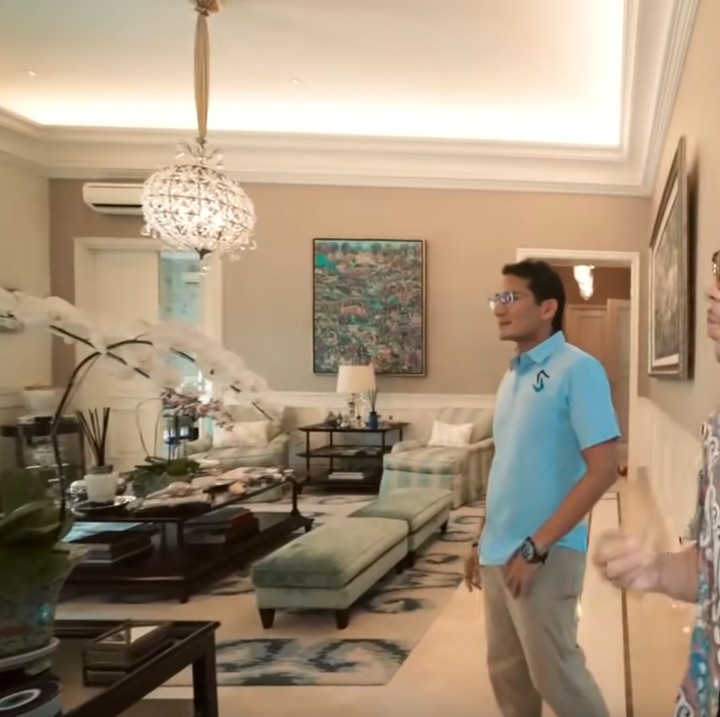 <p>Rumah mewah di kawasan Jakarta Selatan ini luasnya mencapai 1.300 meter persegi. Tertata rapi dengn furnitur yang elegan. (Foto: YouTube Atta Halilintar)</p>