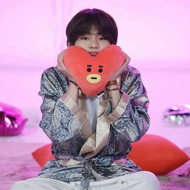 Intip 6 Kegiatan V BTS di Rumah Aja Kala Pandemi Virus Corona