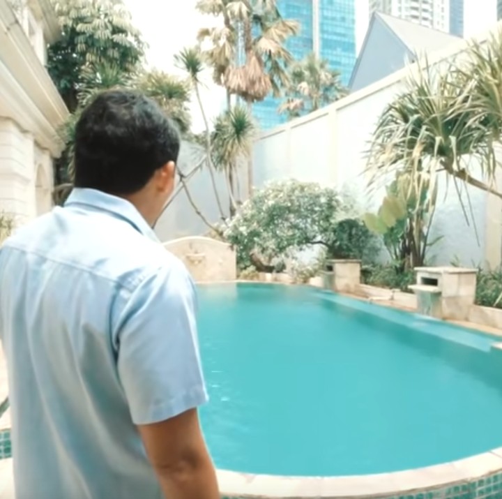 <p>Tak ketinggalan, ada sebuah kolam renang outdoor yang cukup luas di rumahnya. Sebuah hunian yang sangat nyaman ya, Bunda. (Foto: YouTube Atta Halilintar)</p>
