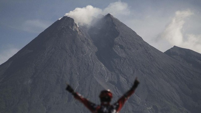 Kubah lava Gunung Merapi terlihat dari Dam Sabo Kali Gendol, Bronggang, Cangkringan, Sleman, DI Yogyakarta, Minggu (12/4/2020). Menurut laporan Balai Penyelidikan dan Pengembangan Teknologi Kebencanaan Geologi (BPPTKG) Yogyakarta pada tanggal 3 - 9 April 2020 berdasarkan hasil pengamatan visual dan instrumental aktivitas Gunung Merapi masih cukup tinggi dengan kondisi kubah lava stabil dan ditetapkan dalam tingkat aktivitas waspada (level II). ANTARA FOTO/Hendra Nurdiyansyah/foc.