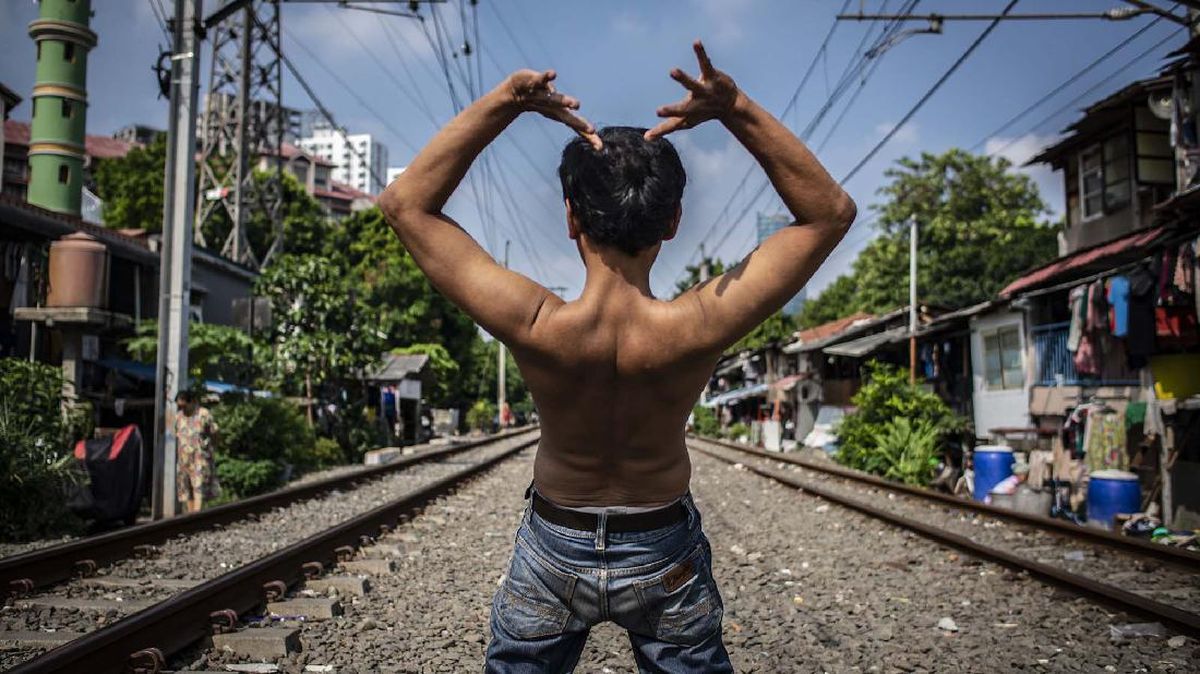Aksi Peletakan Batu di Atas Rel Ganggu Laju Kereta di Tulungagung