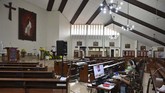 FOTO: Khidmat Perayaan Paskah di Seluruh Dunia Ada yang berbeda dengan perayaan Paskah kali ini, misa dilakukan secara daring dan pastor memimpin doa di gereja tanpa kehadiran umat.