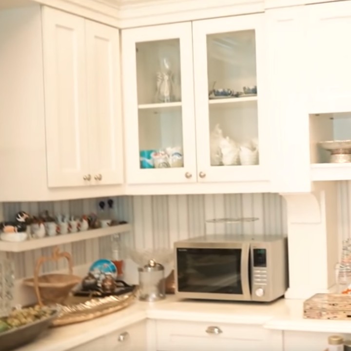 <p>Wow! Wujud dapur Sandiaga yang bernuansa putih pun terlihat elegan. Beruntung ya Mpok Nur Asia bisa memasak makanan dengan nyaman. (Foto: YouTube Atta Halilintar)</p>