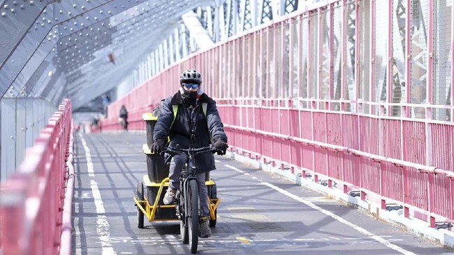 NEW YORK, - MARCH 18: A cyclist wearing a mask is seen as the coronavirus continues to spread across the United States on March 18, 2020 in New York City. The World Health Organization declared coronavirus (COVID-19) a global pandemic on March 11th.   Dimitrios Kambouris/Getty Images/AFP
