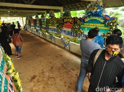 Berjajar Karangan Bunga di Lokasi Penolakan Jenazah Perawat Semarang